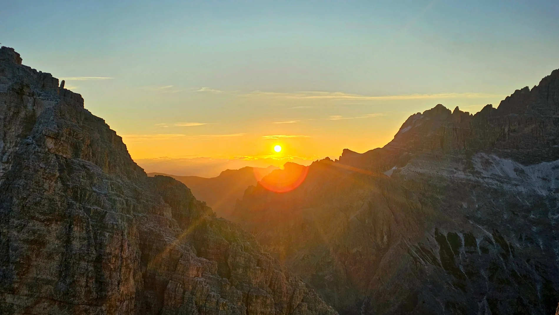 Berglandschaft im warmen Sonnenuntergang als Bild für Profil, Haltung und Orientierung.